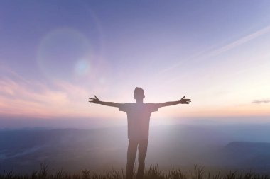Mutlu adam sabah görüşünde ayağa kalkar. Hıristiyanlık, Tanrı 'ya iyi Cuma arkaplanından ilham verir. Şimdi bir adamın kendine güveni zirvede açık kollar doğanın tadını çıkarıyor güneş kavramı dünya bilgeliği eğlenceli umut