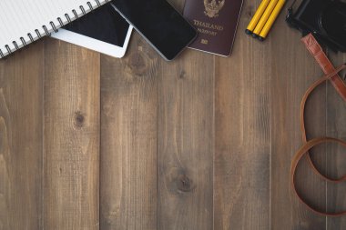 Vintage Beyaz kağıt smartphone mockup düz eski masa üstü ahşap arka plan doku alanı kavramı çalışma alanı office boş Not, Takvim yeni yıl 2019 planı, iş blogger fikir boş metin görünümü üzerinde yatıyordu