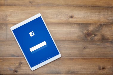 Hatyai, Tayland - 19 Ağustos 2018: Facebook sosyal ağ uygulama Apple iPad ahşap masa üstü görünümü üzerinde pro pazarlama online.