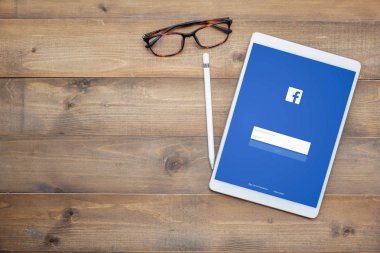 Hatyai, Tayland - 19 Ağustos 2018: Facebook sosyal ağ uygulama Apple iPad ahşap masa üstü görünümü üzerinde pro pazarlama online.