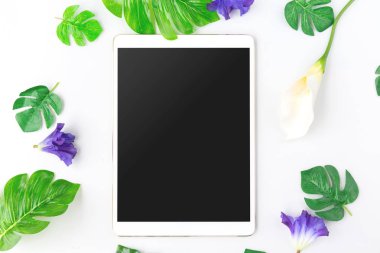 Vintage Tablet mockup düz eski masa üstü ahşap arka plan doku alanı kavramı çalışma alanı office boş Not, Takvim yeni yıl 2019 planı, e-ticaret iş blogger fikir boş ahşap görünümü üzerinde yatıyordu