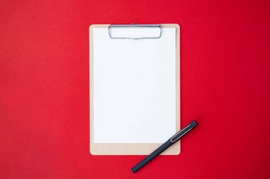 Vintage ofis alanı kağıt liste mockup düz kırmızı masa üstü arka plan doku kavramı beyaz boş Not çalışma alanı Resepsiyon, pastel planı Not 2019, okula geri iş Sevgililer lay.