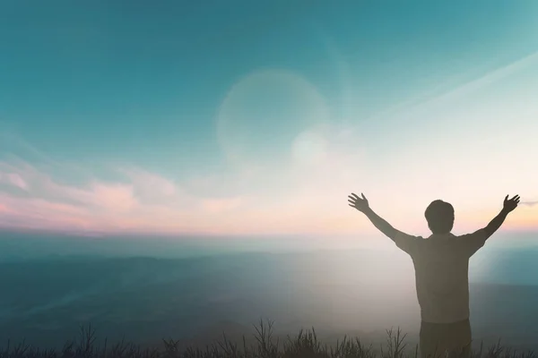 Ευτυχισμένος Άνθρωπος Σηκώνεται Χέρι Την Πρωινή Θέα Χριστιανός Εμπνεύσει Δοξάζουν — Φωτογραφία Αρχείου