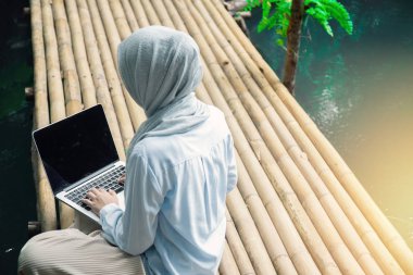 Genç Asya Müslüman kadının iş ofis chill Yeşil Doğa Parkı kavramı şık işyeri, finansal özgürlük, kadın girişimci iş için dışarı olgun öğrencinin kullanın Internet Üniversiteler içinde karşılamak için.