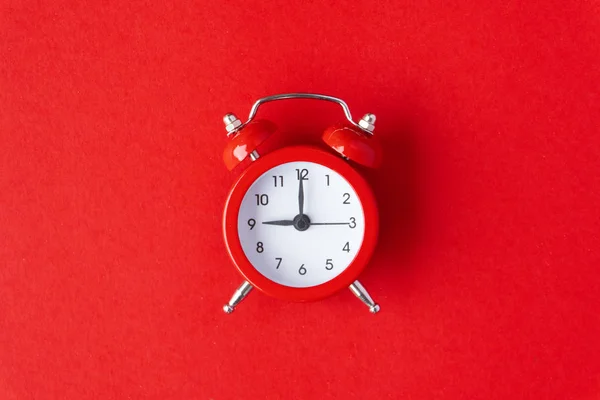 Kreative Flache Vintage Uhr Auf Rotem Bürotisch Mit Blick Auf — Stockfoto