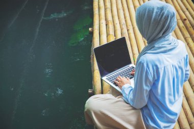 Genç Asya Müslüman kadının iş ofis chill Yeşil Doğa Parkı kavramı şık işyeri, finansal özgürlük, kadın girişimci iş için dışarı olgun öğrencinin kullanın Internet Üniversiteler içinde karşılamak için.