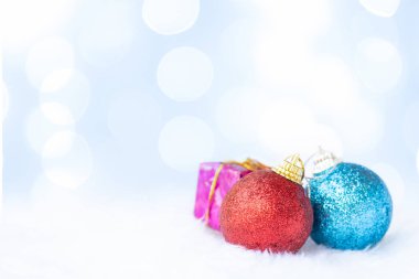 Ahşap masa üstü görünümü arka plan kavramı saat geri sayım dekorasyon kar, neşeli Noel ve mutlu yeni yıl mockup ürün kartı ile boş rustik masa için Vintage önemsiz şey Noel kutlamaları