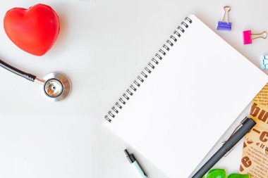 Stetoskop doktor ekipman mockup düz beyaz masa üstü görünümü arka plan kavramı hastane Ofis İşyeri iş hizmeti için siyah, kulaklık hemşire Aracı, sağlık ilaç klinik izole