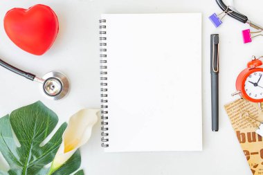 Stetoskop doktor ekipman mockup düz beyaz masa üstü görünümü arka plan kavramı hastane Ofis İşyeri iş hizmeti için siyah, kulaklık hemşire Aracı, sağlık ilaç klinik izole