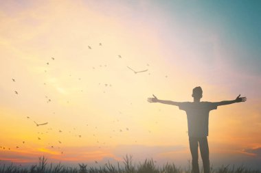 Mutlu yolcu adam kürsüye pist Havaalanı bak hava uçak kavramı turizm tatil uçuş gecikme hafta sonu tatil gezisi, ulaşım, insanlar jet lag için iyi sigorta iş rahatla Rehberi Tur