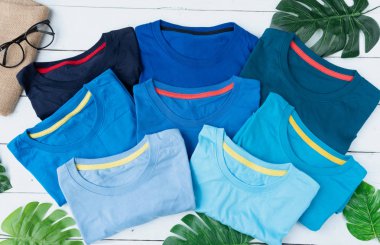 Retro kat Pamuk T-shirt giysiler Mock kadar şablon grunge Beyaz ahşap arka plan kavramı perakende elbise dükkanı zemin, boş düz yatıyordu Vintage gri ahşap düz çamaşır reklam