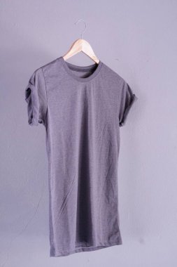 Retro kat gri Pamuk T-shirt giysi sahte perakende elbise dükkanı zemin için gri çimento arka plan kavramı üzerinde şablon, boş düz eski gri duvar çamaşır reklamcılık