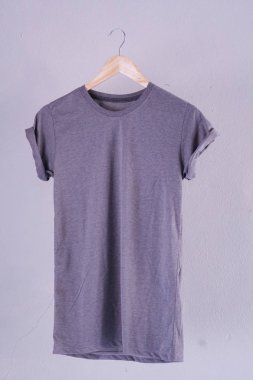 Retro kat mor Pamuk T-shirt elbise Mock yukarı grunge Beyaz ahşap arka plan kavramı üzerinde şablon perakende elbise dükkanı zemin, boş düz eski gri duvar çamaşır reklam