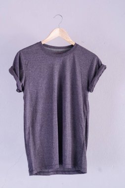 Retro kat mor Pamuk T-shirt elbise Mock yukarı grunge Beyaz ahşap arka plan kavramı üzerinde şablon perakende elbise dükkanı zemin, boş düz eski gri duvar çamaşır reklam