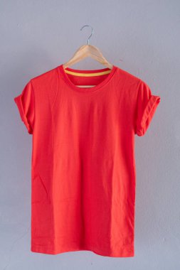 Retro kat kırmızı Pamuk T-shirt giysiler Mock kadar şablon grunge Beyaz ahşap arka plan kavramı perakende elbise dükkanı zemin, boş düz yatacak Klasik gri duvar çamaşır reklam