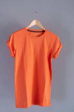 Retro kat turuncu Pamuk T-shirt giysiler Mock kadar şablon grunge Beyaz ahşap arka plan kavramı perakende elbise dükkanı zemin, boş düz yatıyordu Vintage gri ahşap düz çamaşır reklam