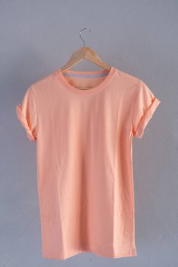 Retro kat turuncu Pamuk T-shirt giysiler Mock kadar şablon grunge Beyaz ahşap arka plan kavramı perakende elbise dükkanı zemin, boş düz yatıyordu Vintage gri ahşap düz çamaşır reklam