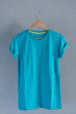 Retro kat mavi Pamuk T-shirt giysiler Mock kadar şablon grunge Beyaz ahşap arka plan kavramı perakende elbise dükkanı zemin, boş düz yatıyordu Vintage gri ahşap düz çamaşır reklam