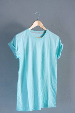 Retro kat mavi Pamuk T-shirt giysiler Mock kadar şablon grunge Beyaz ahşap arka plan kavramı perakende elbise dükkanı zemin, boş düz yatıyordu Vintage gri ahşap düz çamaşır reklam