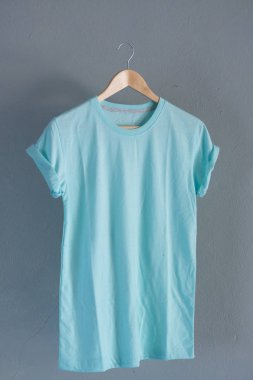 Retro kat mavi Pamuk T-shirt giysiler Mock kadar şablon grunge Beyaz ahşap arka plan kavramı perakende elbise dükkanı zemin, boş düz yatıyordu Vintage gri ahşap düz çamaşır reklam