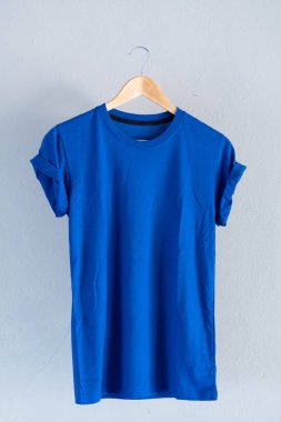 Retro kat mavi Pamuk T-shirt giysiler Mock kadar şablon grunge Beyaz ahşap arka plan kavramı perakende elbise dükkanı zemin, boş düz yatıyordu Vintage gri ahşap düz çamaşır reklam