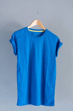 Retro kat mavi Pamuk T-shirt giysiler Mock kadar şablon grunge Beyaz ahşap arka plan kavramı perakende elbise dükkanı zemin, boş düz yatıyordu Vintage gri ahşap düz çamaşır reklam