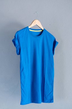 Retro kat mavi Pamuk T-shirt giysiler Mock kadar şablon grunge Beyaz ahşap arka plan kavramı perakende elbise dükkanı zemin, boş düz yatıyordu Vintage gri ahşap düz çamaşır reklam