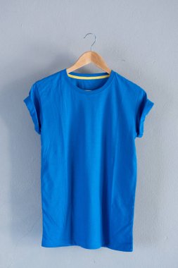 Retro kat mavi Pamuk T-shirt giysiler Mock kadar şablon grunge Beyaz ahşap arka plan kavramı perakende elbise dükkanı zemin, boş düz yatıyordu Vintage gri ahşap düz çamaşır reklam