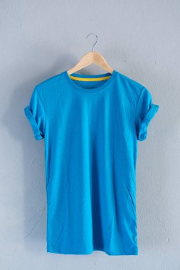 Retro kat mavi Pamuk T-shirt giysiler Mock kadar şablon grunge Beyaz ahşap arka plan kavramı perakende elbise dükkanı zemin, boş düz yatıyordu Vintage gri ahşap düz çamaşır reklam