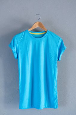 Retro kat mavi Pamuk T-shirt giysiler Mock kadar şablon grunge Beyaz ahşap arka plan kavramı perakende elbise dükkanı zemin, boş düz yatıyordu Vintage gri ahşap düz çamaşır reklam