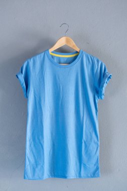 Retro kat mavi Pamuk T-shirt giysiler Mock kadar şablon grunge Beyaz ahşap arka plan kavramı perakende elbise dükkanı zemin, boş düz yatıyordu Vintage gri ahşap düz çamaşır reklam