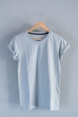 Retro kat mavi Pamuk T-shirt giysiler Mock kadar şablon grunge Beyaz ahşap arka plan kavramı perakende elbise dükkanı zemin, boş düz yatıyordu Vintage gri ahşap düz çamaşır reklam