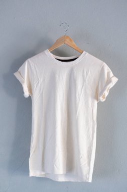 Retro kat Beyaz Pamuk T-shirt giysi sahte perakende elbise dükkanı zemin için gri çimento arka plan kavramı üzerinde şablon, boş düz eski gri duvar çamaşır reklamcılık