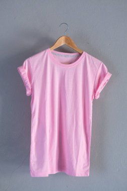 Retro kat pembe pamuk T-shirt giysi renkli Mock yukarı grunge Beyaz ahşap arka plan kavramı üzerinde şablon perakende elbise dükkanı zemin, boş düz yatıyordu Vintage gri ahşap düz çamaşır reklam, aşk çift tasarım