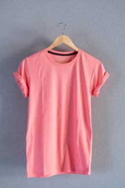 Retro kat pembe pamuk T-shirt giysi renkli Mock yukarı grunge Beyaz ahşap arka plan kavramı üzerinde şablon perakende elbise dükkanı zemin, boş düz yatıyordu Vintage gri ahşap düz çamaşır reklam, aşk çift tasarım