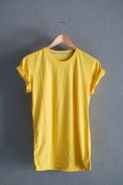Retro kat sarı Pamuk T-shirt giysi renkli Mock yukarı grunge Beyaz ahşap arka plan kavramı üzerinde şablon perakende elbise dükkanı zemin, boş düz yatıyordu Vintage gri ahşap düz çamaşır reklam
