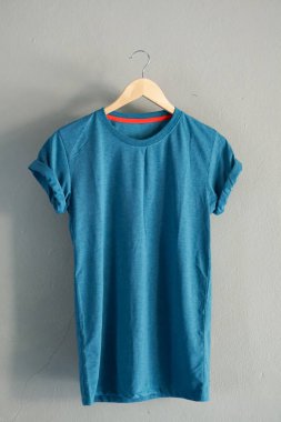 Retro kat mavi Pamuk T-shirt giysiler Mock kadar şablon grunge Beyaz ahşap arka plan kavramı perakende elbise dükkanı zemin, boş düz yatıyordu Vintage gri ahşap düz çamaşır reklam