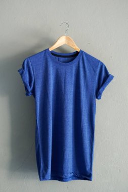 Retro kat mavi Pamuk T-shirt giysiler Mock kadar şablon grunge Beyaz ahşap arka plan kavramı perakende elbise dükkanı zemin, boş düz yatıyordu Vintage gri ahşap düz çamaşır reklam