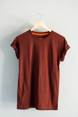 Retro kat sarı kahverengi Pamuk T-shirt elbise renkli Mock yukarı grunge Beyaz ahşap arka plan kavramı üzerinde şablon perakende elbise dükkanı zemin, boş düz yatıyordu Vintage gri ahşap düz çamaşır reklam