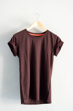 Retro kat sarı kahverengi Pamuk T-shirt elbise renkli Mock yukarı grunge Beyaz ahşap arka plan kavramı üzerinde şablon perakende elbise dükkanı zemin, boş düz yatıyordu Vintage gri ahşap düz çamaşır reklam