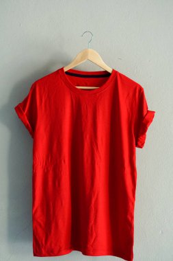Retro kat kırmızı Pamuk T-shirt giysiler Mock kadar şablon grunge Beyaz ahşap arka plan kavramı perakende elbise dükkanı zemin, boş düz yatacak Klasik gri duvar çamaşır reklam