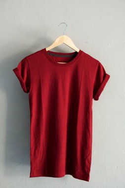 Retro kat kırmızı Pamuk T-shirt giysiler Mock kadar şablon grunge Beyaz ahşap arka plan kavramı perakende elbise dükkanı zemin, boş düz yatacak Klasik gri duvar çamaşır reklam