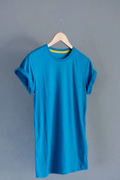 复古折叠蓝色棉质 T恤服装模拟模板上的格朗格白色木背景概念零售服装店背景 空白平奠定复古灰色木平原洗衣广告 — 图库照片