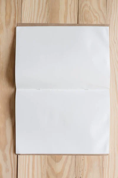 Abstract leeg een wit papier op houten tafelblad bekijken backgrou — Stockfoto