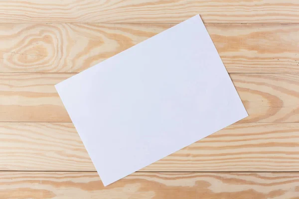 Abstract leeg een wit papier op houten tafelblad bekijken backgrou — Stockfoto