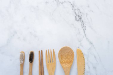 Bambu ahşap diş fırçası üzerinde temiz beyaz mermer masa üst görünümü geri