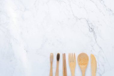 Bambu ahşap diş fırçası üzerinde temiz beyaz mermer masa üst görünümü geri