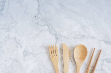 Bambu ahşap diş fırçası üzerinde temiz beyaz mermer masa üst görünümü geri