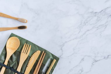 Bambu ahşap diş fırçası üzerinde temiz beyaz mermer masa üst görünümü geri