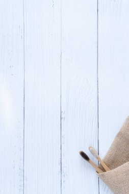 Bambu ahşap diş fırçası üzerinde temiz beyaz mermer masa üst görünümü geri